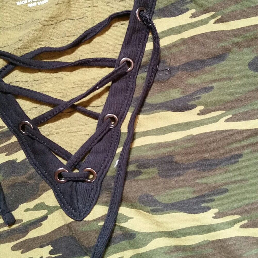 🆕🎉CAMO TEE🎉🆕 - Picture 3 of 5